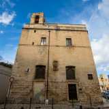 E le lugubri sorprese non finiscono qui. Uscendo si nota sulla facciata posteriore una porta murata, quella che un tempo permetteva l�accesso al succorpo della chiesa, sede di un ossario
